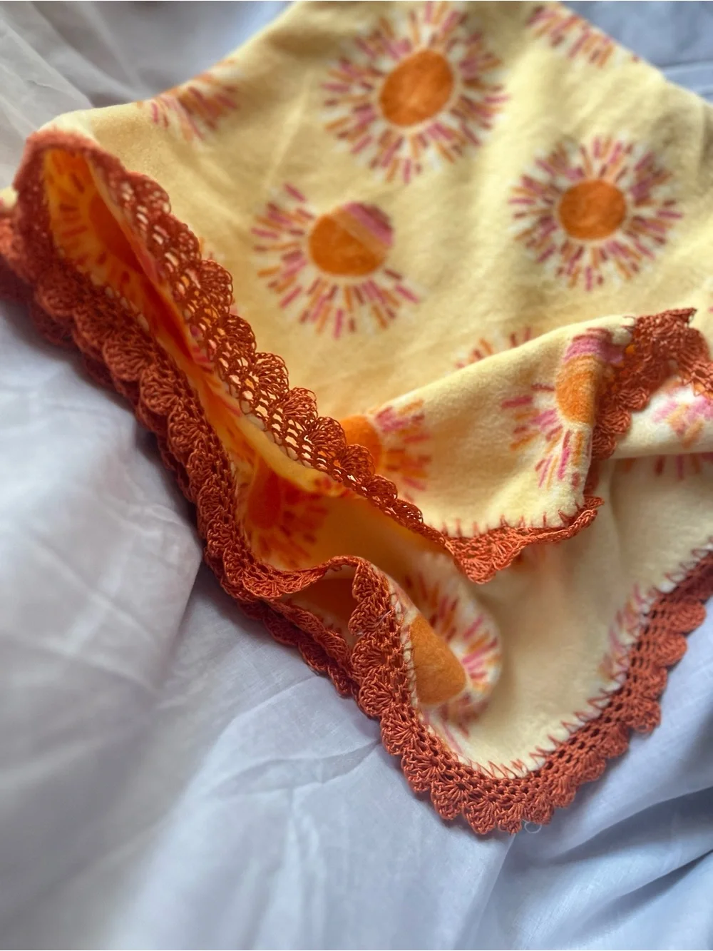 Sunburst Print Crochet-Trim Throw Blanket - White & Orange